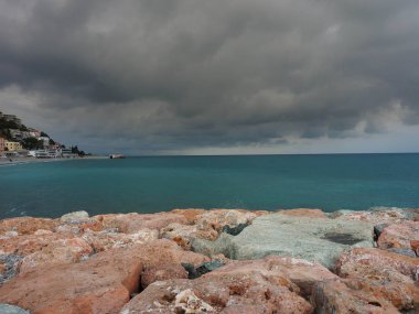 Varazze, Cenova İtalya 'daki bir rıhtımdan deniz fırtınası manzarası