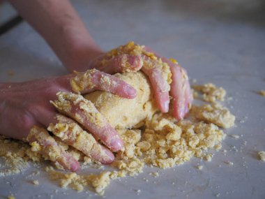 Turta yaparken eller, tart yaparken