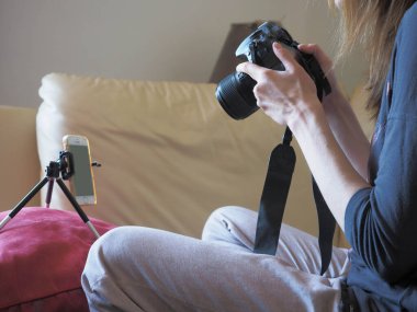 Kadın fotoğrafçı Smartphone ve Kamera ile kendi portresi sırasında evde