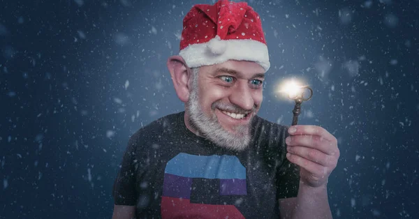 Bärtiger Mann mit Weihnachtsmütze zu Weihnachten — Stockfoto