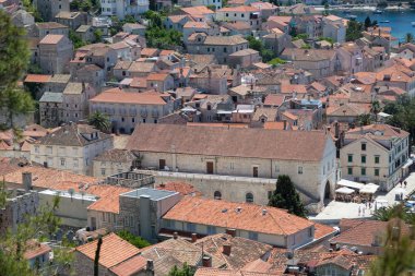 Turuncu çatı kiremitleri Hırvatistan üzerinden küçük bir kasabasından. Adriyatik okyanus adada.