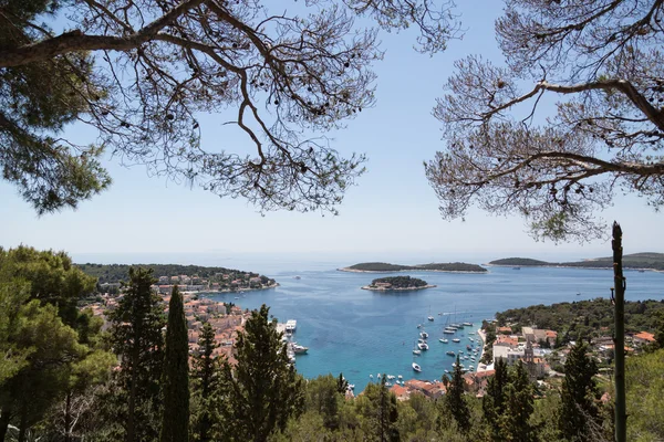 Rogac, stadt kroatien. Insel in der Adria. Bäume, Häuser und Boote. Stockbild