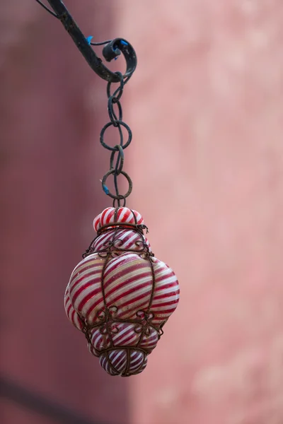 Détail du lampadaire rayé blanc et rouge caractéristique de la citu italienne de Burano — Photo