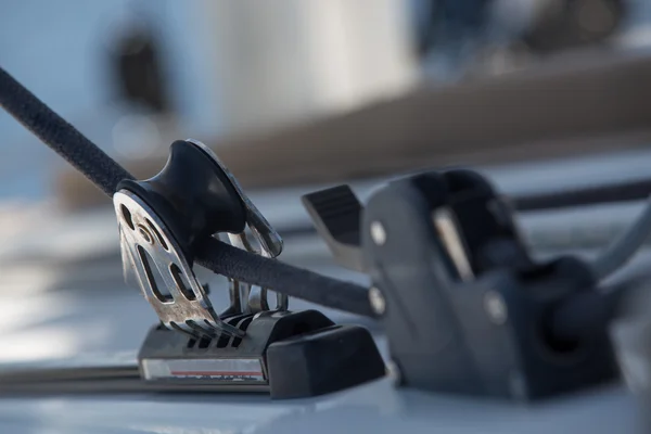 Detalhe da polia, fairlead de um veleiro esporte . — Fotografia de Stock