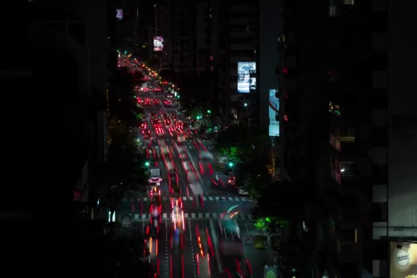 Timelapse escena desde lo alto de un edificio, como sesión aérea, de avenida en buenos aires argentina. Ritmo y pulso de tráfico en la ciudad. Clip nocturno con luces de calle. Cámara fija. Paisaje urbano . — Vídeo de stock