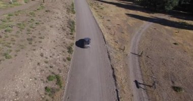 Hava dron sahne, çakıl yol bozkır peyzaj üstten görünüm. Sandy, bölge kuru. izlenen van yolda. Patagonia, Arjantin.