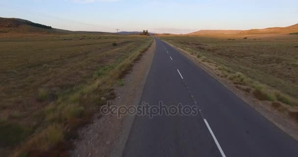 Luchtfoto drone scène van zonsondergang in Patagonië, Argentinië. Steppe landschap. Camera bewegen zeer snel terug en het krijgen dicht bij het woord. Route texture detail. — Stockvideo