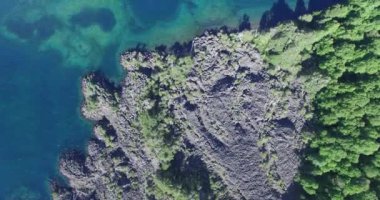 Hava dron sahne üstten görünüm Güney Patagonia, Arjantin için Yeşil Göl. Vahşi ormanda ve maliyet koyu volkanik kum ve bir yanardağ lav gölü kamp.