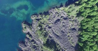 Hava dron sahne üstten görünüm Güney Patagonia, Arjantin için Yeşil Göl. Vahşi ormanda ve maliyet koyu volkanik kum ve bir yanardağ lav gölü kamp.
