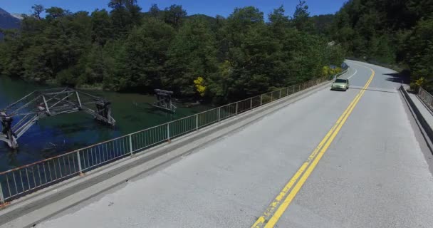 Escena aérea de drones de ruta y viejo puente roto de madera. Pasando el coche. Movimiento estático de la cámara. Día soleado . — Vídeos de Stock