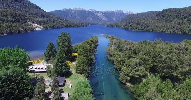 Drone aereo scena di percorso nel sud della Patagonia Argentina, fiume e lago, pianta gialla su entrambi i lati della strada. Fotocamera in movimento all'indietro e ponti appare, vecchio legno rotto e uno nuovo — Video Stock