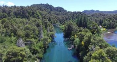 Cristal clear, turkuaz ırmaklar, ruca malen, correntoso Gölü vergisel hava dron sahne. Woods, göl, nehir. Eski ahşap köprü ve yol nehir üzerinde geçirir. Araba ve motosiklet. Arjantin, Patagonya.