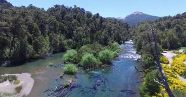 Şeffaf, turkuaz nehir, ruca malen, bölge rapids ve dağlarda ormanlar ile hava dron sahne. Patagonya Arjantin. Ruta 40.