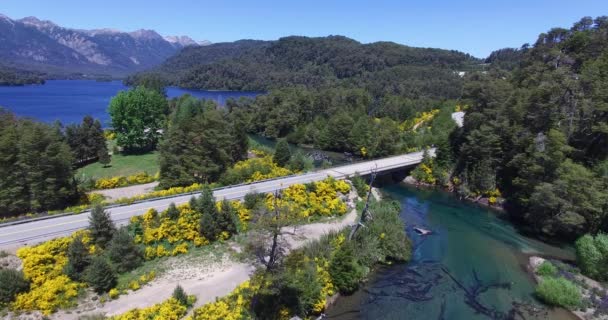 Légi drone jelenet útvonal, Patagónia Argentína, régi fa és a beton híd viharvert kettétört híd. Mellékfolyója a folyó correntoso-tó. Kamera halad előre. — Stock videók