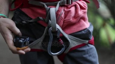 Kaya tırmanışı ayrıntı dağcı koşum takımı ve çantanıza yaklaşık iptal et. Ağır çekim 120 fps ayrıntılı olay yerini kapatın. Patagonya Arjantin. Risk açık spor.