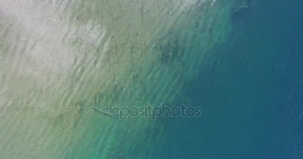 Antenn drönare scen ovanifrån av transparent lugn lake i Patagonien argentina. Botten av sjön med sand och växter. Grön och blå. — Stockvideo