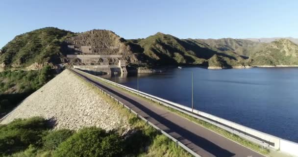 水力発電ダムの空中ドローンシーン。アルゼンチンのサンルイス、ノゴルの湖に向かって飛んでいます。観光地. — ストック動画