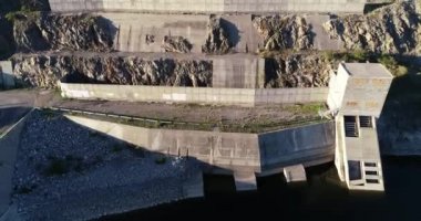Hava aracı, eğimli erozyon koruma yapısının detaylarını gösteriyor. Nogoli, San Luis, Arjantin