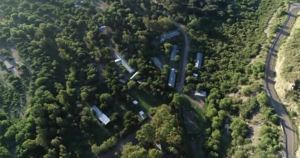 Escena aérea de drones de casas en paisaje natural. Senital vista de bosque, construcciones y carretera. Nogoli, San Luis, Argentina — Vídeos de Stock
