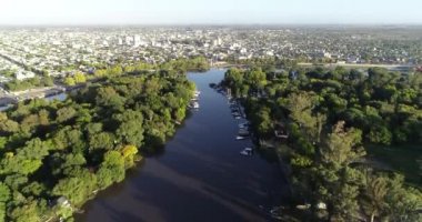 Şehrin doğal nehir delta manzarası üzerindeki hava aracı görüntüsü. Gualeguaychu şehrinin panoramik manzarası, Entre Rios, Arjantin