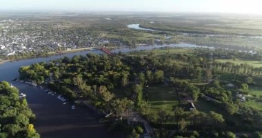 Delta çevresindeki Unzue eğlence parkının hava panoramik görüntüsü. Gualeguaychu şehri arka planda. Entre Rios, Arjantin.