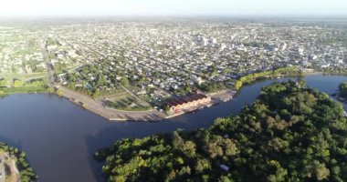 Gualeguaychu delta şehrinin hava panoramik görüntüsü. Şehir manzarası. Delta nehrinin üzerinde uçuyor. Entre Rios, Arjantin.