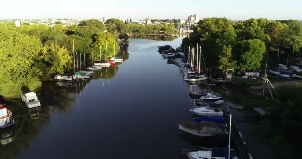 Aerial drone scene flying above river delta with moorings at both shores. Sailboats, yates. Gualeguaychu city at background. Entre rios, Argentina. — Stockvideo