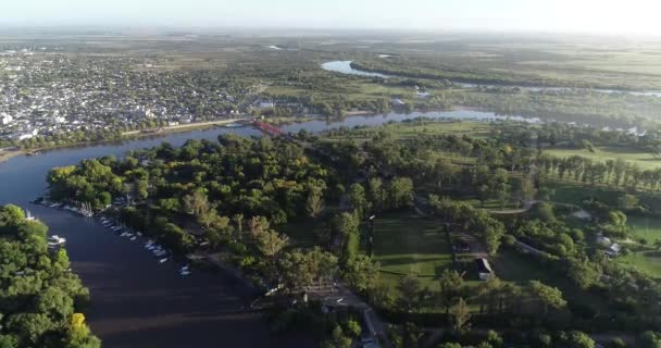 Vue aérienne panoramique du parc récréatif d'Unzue au delta environnoment. Gualeguaychu ville en arrière-plan. Entre Rios, Argentine .