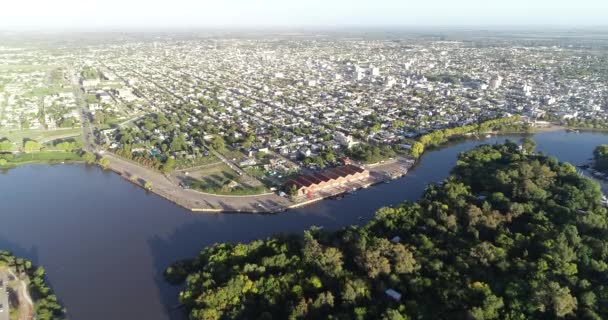 Panoramaudsigt over Gualeguaychu delta by. Cityscape. Flyver over floden delta. Entre Rios, Argentina . – Stock-video