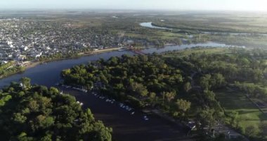 Delta çevresindeki Unzue eğlence parkının ve Gualeguaychu şehrinin havadan panoramik görüntüsü. Entre Rios, Arjantin.