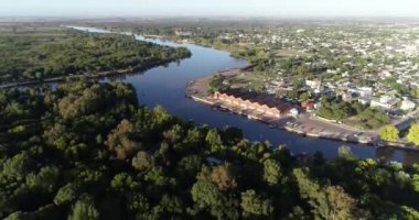 Delta Ormanı 'nın içine inen şehir manzarasının panoramik görüntüsü. Demirleme ve nehir detayları. Gualeguaychu, Entre Rios, Arjantin