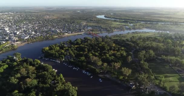 Vue panoramique aérienne du parc récréatif d'Unzue au delta environnoment et de la ville de Gualeguaychu en arrière-plan. Entre Rios, Argentine .