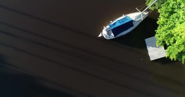 Escena aérea de aviones no tripulados volando sobre el mástil del velero amarrado en la orilla del delta al atardecer. Vista senital. Gualeguaychu, Entre Rios, Argentina — Vídeos de Stock
