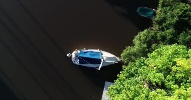 Szene aus der Luft, wie eine Drohne über den Mast eines Segelbootes fliegt, das bei Sonnenuntergang am Ufer des Deltas festmacht. Senitale Sicht. gualeguaychu, entre rios, argentinien — Stockvideo