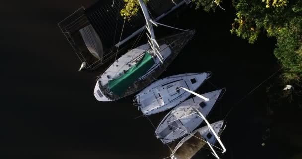 Flygfoto över segelbåtar förtöjda vid stranden, detalj av nautiska instrument för att mäta hastighet och vindriktning. Anomometer. Gualeguaychu, entre rios, argentina — Stockvideo