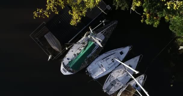 Senitale Drohnen-Szene von nautischen Instrumenten auf einem Segelbootmast zur Messung von Geschwindigkeit und Windrichtung. Hintergrund eines Bootes, das am natürlichen Ufer festgemacht hat. gualeguaychu, entre rios, argentinien — Stockvideo
