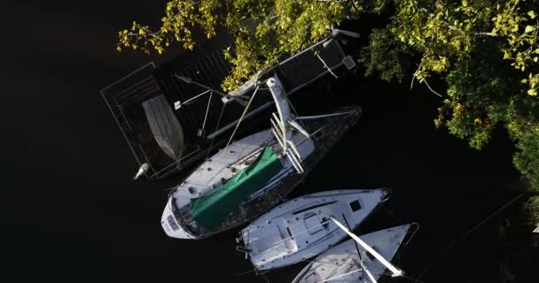 Scène de drone senital aérien d'instruments nautiques sur mât de voilier pour mesurer la vitesse et la direction du vent. Contexte du bateau amarré au rivage naturel. Gualeguaychu, entre rios, l'argentine — Video