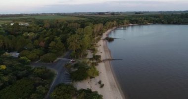 Doğal sahil ortamında havadan panoramik plaj manzarası. Kıyı ve iç hasat üretiminin genel görünümüne yükseliyor. Las Caas, Rio Negro ili, Uruguay