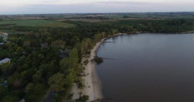 Doğal sahil ortamında havadan panoramik plaj manzarası. Kıyı ve iç hasat üretiminin genel görünümü. Las Caas, Rio Negro ili, Uruguay