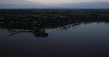 Doğal sahil ortamında havadan panoramik plaj manzarası. Kıyı ve iç hasat üretiminin genel görünümü. Las Caas, Rio Negro ili, Uruguay
