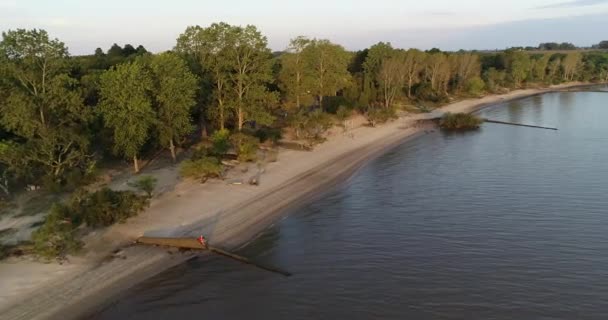 Εναέρια drone σκηνή της παραλίας στο φυσικό τοπίο στο ηλιοβασίλεμα. Πετώντας κατά μήκος της ακτής του ποταμού Ουρουγουάη. Las Caas, επαρχία Rio negro, Ουρουγουάη — Αρχείο Βίντεο