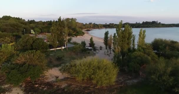 Drone aérien scène de plage au paysage naturel au coucher du soleil. Panorama général, volant le long de la plage de sable et de forêt du fleuve Uruguay. Contexte de la rivière large. Las Caas, province de Rio negro, Uruguay 