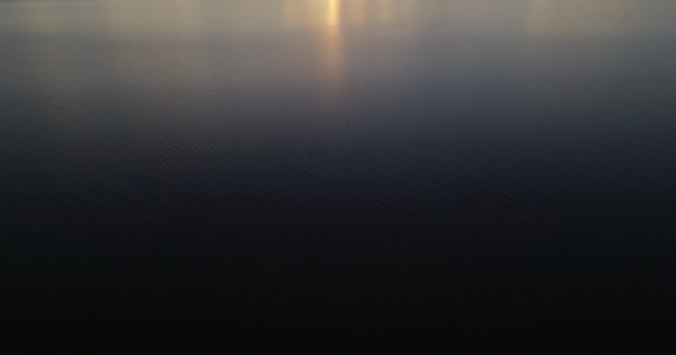 Drohnen-Szene der Wasserbewegung bei Sonnenuntergang. goldene, orangefarbene Wellenbewegung. las caas, rio negro provinz, uruguay — Stockvideo