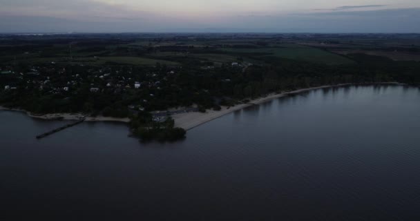 Scène panoramique aérienne de la plage à l'environnement côtier naturel. Vue générale de la production côtière et intérieure. Las Caas, Rio Negro province, Uruguay — Video