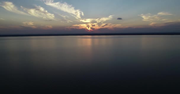 Escena aérea de drones volando sobre el agua al atardecer, hora dorada. Sol naranja, amarillo en el horizonte. Río Uruguay, Caas, Río Negro . — Vídeos de Stock