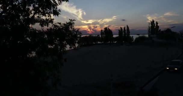 Escena aérea de drones de playa en paisaje natural en el crepúsculo. Ascendiendo de calle a vista general de costa y río. Río Uruguay. Las Caas, provincia de Río Negro, Uruguay — Vídeos de Stock