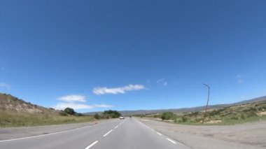 Kayalık duvarların arasından geçerek çayırlara ve dağ zincirlerine doğru yol alıyoruz. Yerli ekosistemler boyunca seyahat etmek. Cordoba, Arjantin