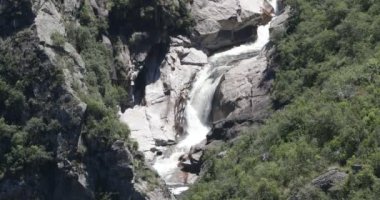 Ormanlar arasındaki eski kayalık havzada şelale. Quebrada del Condorito Ulusal Parkı, Cordoba, Arjantin