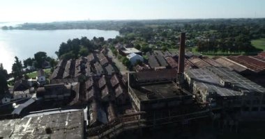 Terk edilmiş eski yapıların havadan genel görünümü. Teneke çatıların üst manzarası. Fray Bentos şehrinden Backgorund. Unesco, The Anglo, Uruguay