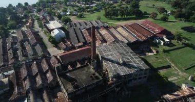Eski terk edilmiş insutrial yapının hava aracı sahnesi. Borulara doğru uçuyor, yapının üst görüntüsünü kapatıyor. Unesco, Fray Bentos, Uruguay